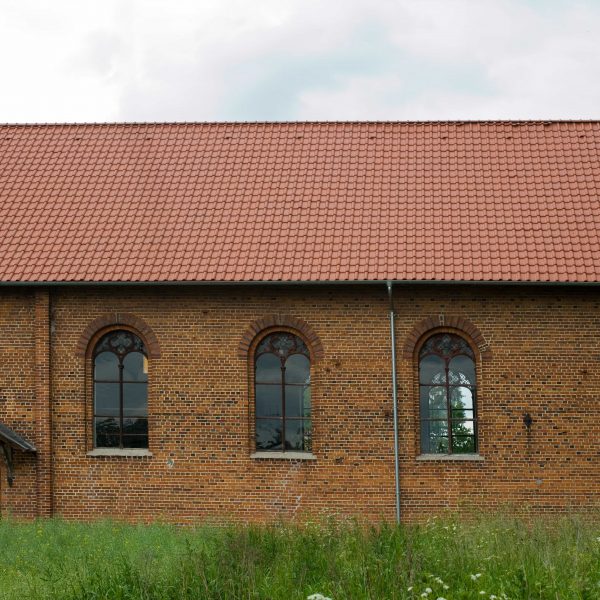 Pokrycie dachowe z dachówki Röben Plus w barwie miedzianej, harmonizującej z elewacją.